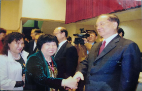 劉慕玲隨廣東省女企業家代表赴臺灣考察，受到原國民黨主席連戰的接見。