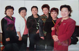 劉董參加全國家庭服務工作會議，與同行姐妹合影留念。