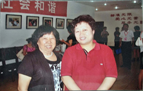 劉慕玲曾到濟南陽光大姐家政服務公司參觀學習，圖為與該公司總經理卓長立合影留念。