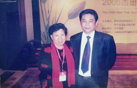 在世界杰出華商交流活動中，世界杰出華商協會執行主席盧俊卿與劉慕玲董事長合影留念。