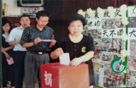 大震有大愛，劉慕玲帶領企業員工積極為汶川大地震受難同胞捐款捐物。